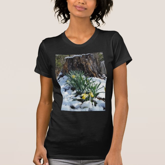 T-shirt Les jonquilles jaunes dans la neige (Devant)