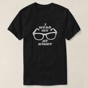 T-shirt Les lunettes de soleil la nuit 80s citent le rétro