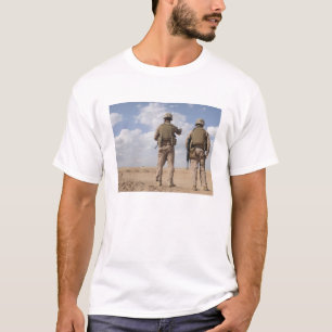 T-shirt Les marines balayent l'horizon pour l'activité