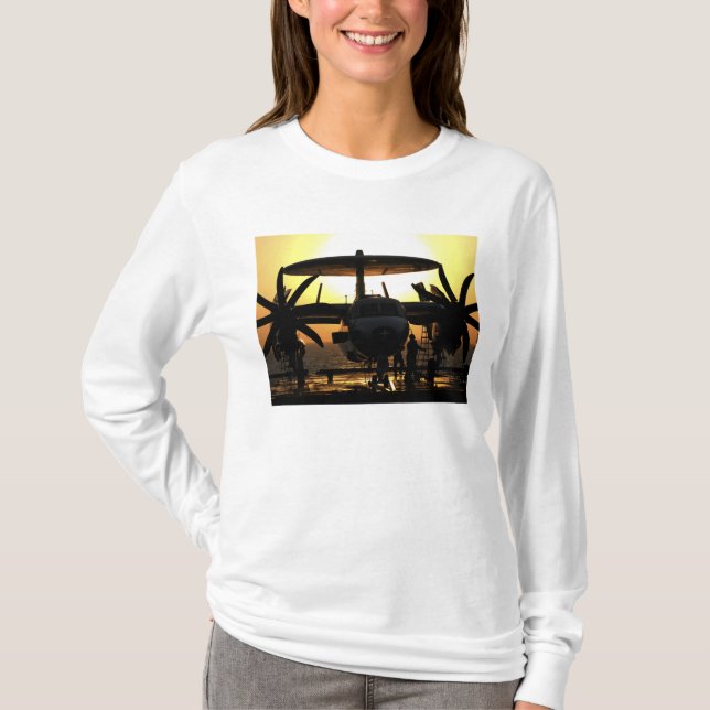 T-shirt Les marins travaillent sur un avion Hawkeye E-2C (Devant)