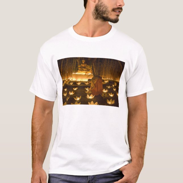 T-shirt Les moines allument des bougies et des lanternes d (Devant)