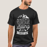 T-shirt Les Montagnes Appelent Vintage Escalade Rock<br><div class="desc">Un design inspirant pour ceux qui aiment escalader les montagnes, l'alpinisme, l'escalade randonnée ou intérieure. Marchandises de motivation cool pour grimpeurs, randonneurs et toute personne à l'extérieur. Idéal pour les amateurs d'aventure, activités de plein air dans la nature. Grand cadeau de Noël et cadeau d'anniversaire pour grand-père, père, père, mari,...</div>