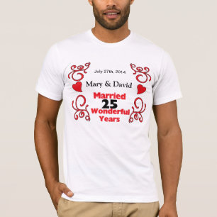 T-shirt Les noms rouges de rouleau et de coeurs et datent