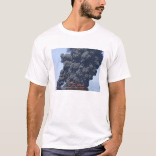 T-shirt Les nuages foncés de la fumée et du feu émergen