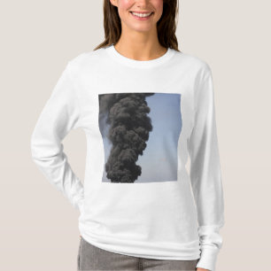 T-shirt Les nuages foncés de la fumée et du feu émergen