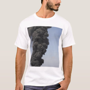 T-shirt Les nuages foncés de la fumée et du feu émergen