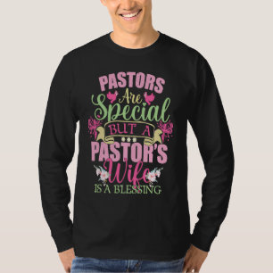 T-shirt Les pasteurs sont spéciaux mais la femme du pasteu