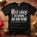 T-shirt Les plus susceptibles de boire tout le vin NOËL<br><div class="desc">Amusant T-shirts de famille pour adultes. Portez-vous à Noël, à la fête de Noël, ou offrez-en des cadeaux. Tshirt Unisex. Des tee - shirts de haute qualité viennent dans votre choix de différents "Très probables" de dire. Costume familial sur le thème de Noël A - Très susceptible de décorer pour...</div>
