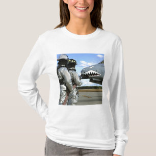 T-shirt Les pompiers déploient un tuyau d'incendie pendant