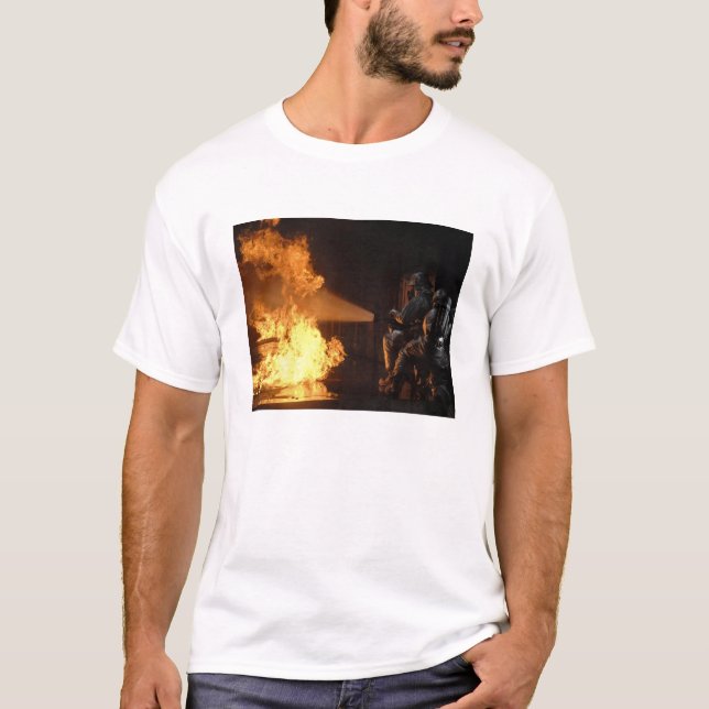 T-shirt Les pompiers éteignent un feu simulé de batterie (Devant)