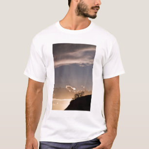 T-shirt Les rayons crépusculaires rayonnent à travers le c