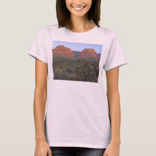 T-shirt Les roches rouges juste au lever de soleil