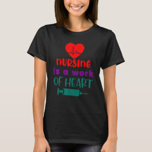 T-shirt Les soins infirmiers sont un travail de coeur