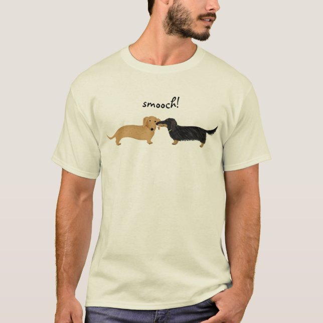 T-shirt Les teckels mignons se bécotent l'amour de chiens (Devant)