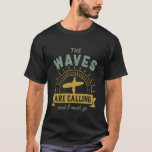 T-shirt Les Vagues Appelent Le Surf Été Vintage<br><div class="desc">Ambiance amusante et cool pour les amateurs de sports nautiques, de surf, de surf sur les vagues sur une planche de surf, passer l'été sur la plage. Marchandises design vintage, rétro et en détresse pour les surfeurs. Idéal pour des vacances d'été sur une île tropicale qui attire les vagues. Grand...</div>