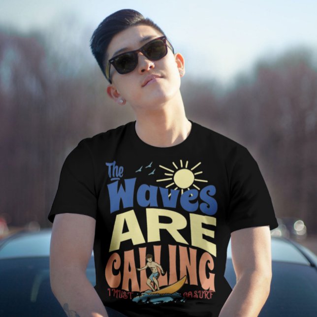 T-shirt les vagues appellent je dois aller surf les années (Créateur téléchargé)