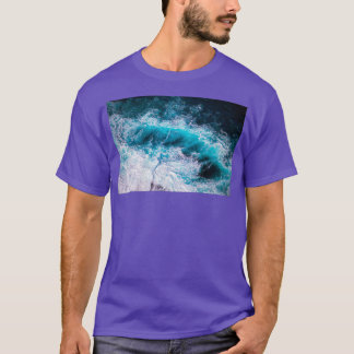 T-shirt Les vagues de la mer s'écrasent sur les rochers Na