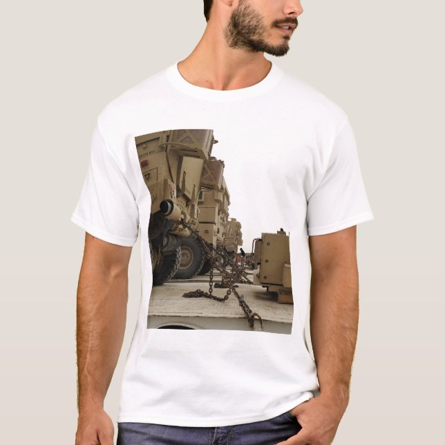 T-shirt Les véhicules militaires sont verrouillés sur les  (Devant)