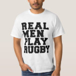 T-shirt Les vrais hommes jouent au rugby<br><div class="desc">Les vrais hommes jouent au rugby. Le rugby est un jeu rugueux et tumultueux, joué par des gars robustes. Donnez un maillot de rugby qu'il appréciera ! Disponible sur plus de 50 t-shirts et vêtements pour adultes et enfants, ainsi que sur des boîtiers de téléphones portables, des tasses et des...</div>