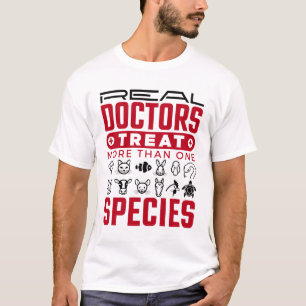 T-shirt Les vrais médecins traitent plus d'une espèce Vété