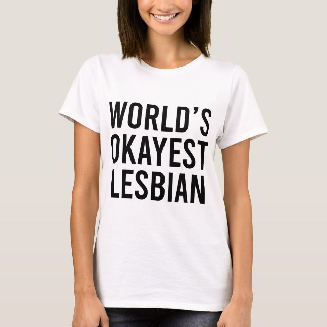 T-shirt Lesbienne la plus Okayest dans le monde (Devant)