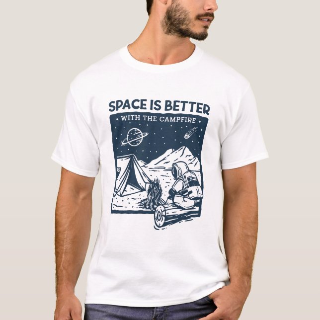 T-shirt L'espace est meilleur avec le feu de camp (Devant)