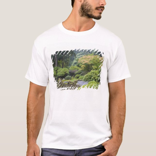 T-shirt L'étang promenade avec pont de lune (Devant)