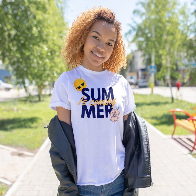 T-shirt L'été arrive bleu marine jaune police rose fleur (Créateur téléchargé)