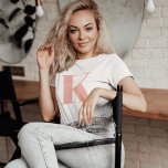 T-shirt Lettre initiale | Monogramme Moderne Peach Design<br><div class="desc">Simple,  élégante lettre initiale personnalisée monogramme t-shirt femme dans la typographie minimaliste moderne en rose pêche. Un cadeau personnalisé parfait ou un accessoire de mode avec une touche personnelle!</div>