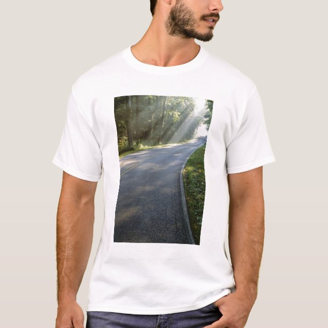 T-shirt Lever de soleil à travers le brouillard le long de (Devant)