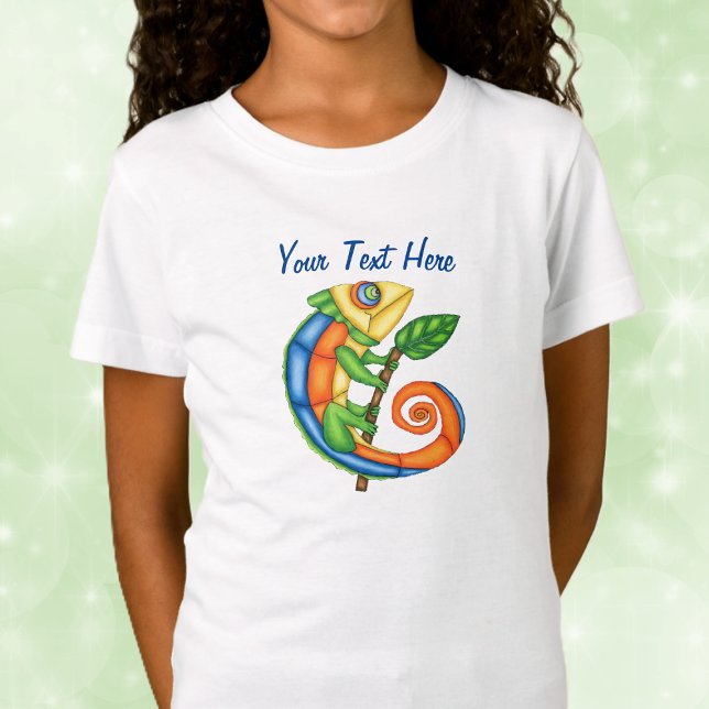 T-Shirt Lézard mignon souriant de couleur vive Feuille de  (Brightly coloured fun lizard holding leaf on twig on kids tee shirt.)
