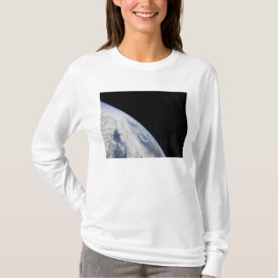 T-shirt L'horizon et la noirceur de la terre de l'espace