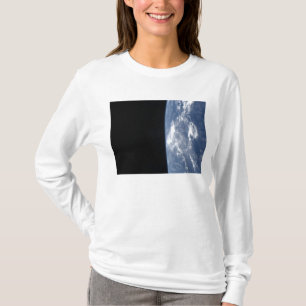 T-shirt L'horizon et la noirceur de la terre de l'espace 2