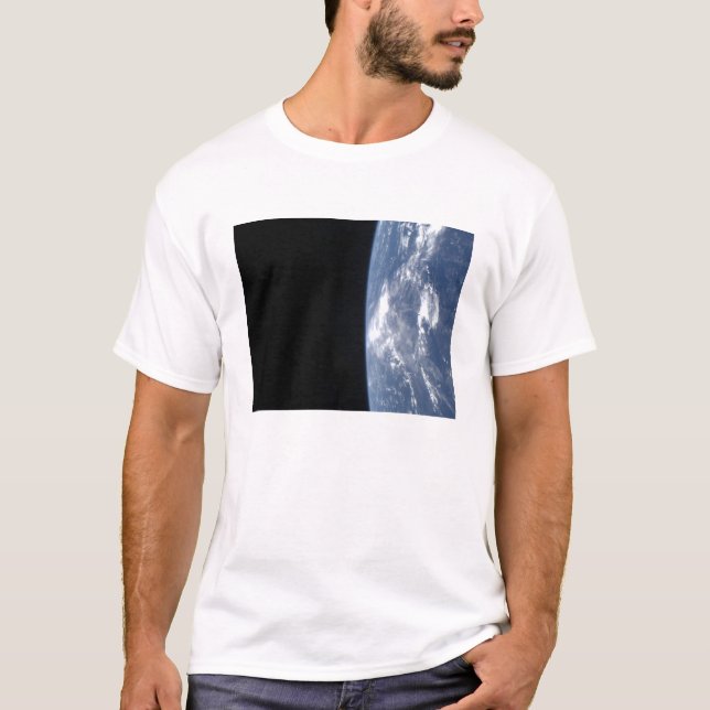 T-shirt L'horizon terrestre et la noirceur de l'espace 2 (Devant)