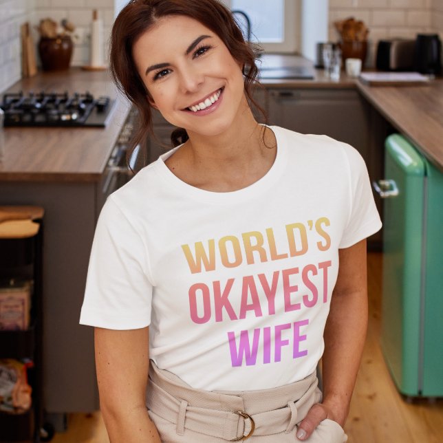 T-shirt L'Humour de la femme la plus Okayest au monde (Créateur téléchargé)