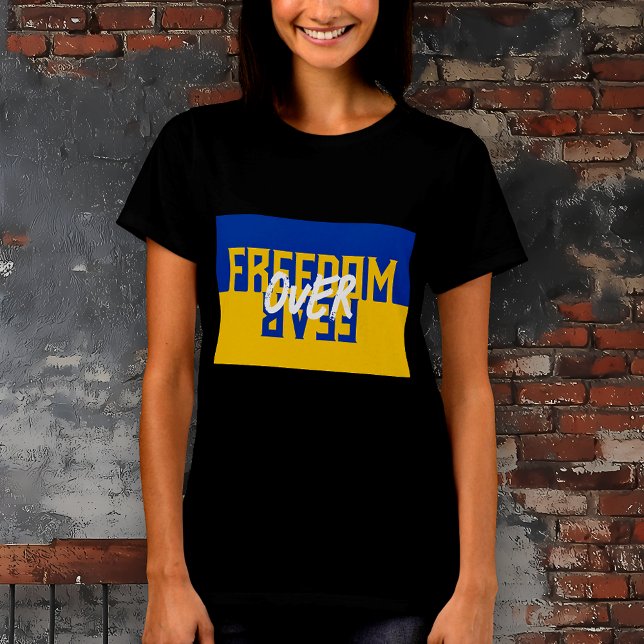 T-shirt Liberté contre la peur Soutien aux femmes d'Ukrain (Freedom Over Fear Black Womens TShirt. Support Ukraine. Slava Ukraini. Sunflowers for Ukraine.)
