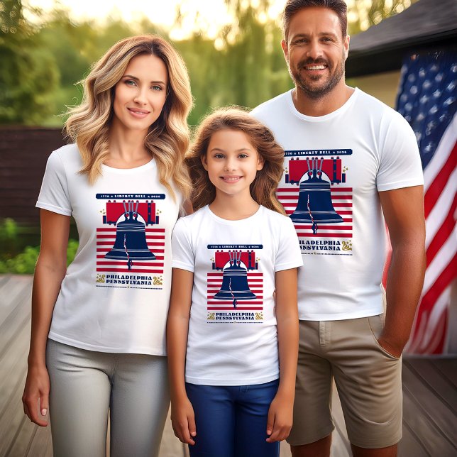 T-shirt Liberty Bell étoiles et rayures Patriotique T-shir (A family wears the Liberty Bell design by The American Family.)
