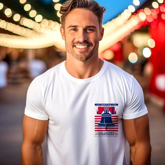 T-shirt Liberty Bell étoiles et rayures Patriotique T-shir (A young man wears the Liberty Bell (pocket area) designed by The American Family.)