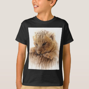 T-shirt Lion cub fermer les yeux mignons regarder