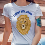 T-shirt Lion moderne élégant de Juda I Stent avec Israël<br><div class="desc">Cette belle chemise élégante montre votre soutien à Israël ! Un numériquement Lion de Juda peint est le point central, avec la typographie moderne lisant "Je me tiens avec Israël" en bleu. Un arrière - plan bleu texturé ajoute un regard grunge. *Oeuvre originale créée par Tracey Khalei / Orabella Prints....</div>