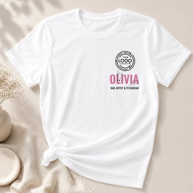 T-shirt Logo de l'entreprise avec le nom de l'employé en é (nail manicurist polish typography employee pink elegant boss professional manicure modern tech art)