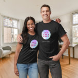 T-shirt Logo de l'entreprise noir employé nom de l'entrepr<br><div class="desc">Arrière - plan noir. Personnalisez et ajoutez le logo de votre entreprise et un nom ou un texte.</div>