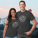 T-shirt Logo de Ski Mountain vintage Aspen Colorado Votre<br><div class="desc">Ce T-shirt personnalisé présente un logo rustique vintage avec une montagne de ski enneigée et des bâtons de ski rustiques. Ajoutez votre texte personnalisé - SKI CO, SKI VT, SKI CA, etc. et votre montagne de ski préférée. Il y a aussi de la place pour votre nom ou vos initiales....</div>