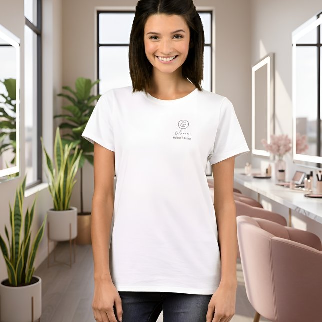 T-shirt Logo de studio de maquillage avec nom d'employé en (Modern employee name apparel with script text with space for your logo)