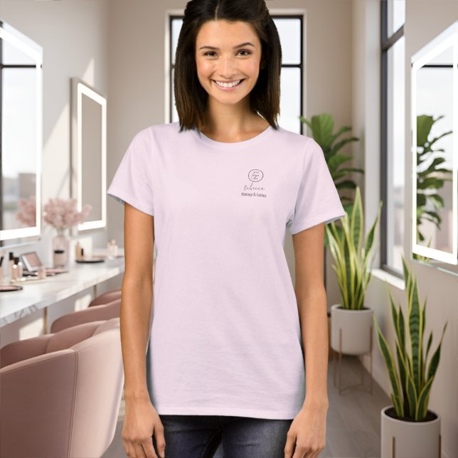 T-shirt Logo de studio de maquillage avec nom d'employé en (Blush pink makeup studio employee name t-shirt design with grey-back script & modern text plus logo)
