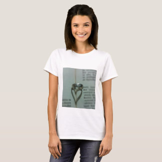 T-shirt L'ombre du coeur de l'anneau sur la page du livre