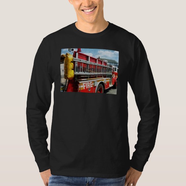 T-shirt Longue échelle sur le camion de pompiers (Devant)