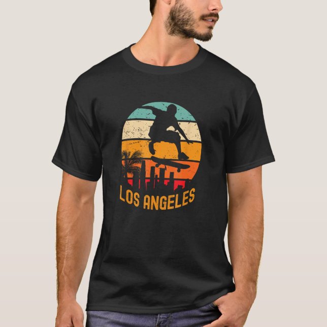 T-shirt Los Angeles with skateboarder flying above with re (Devant)
