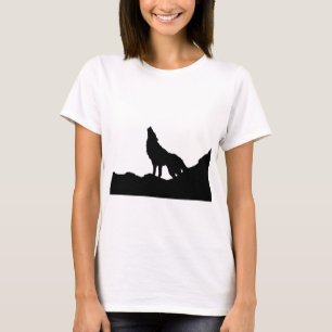 T-shirt Loup solitaire debout sur une colline