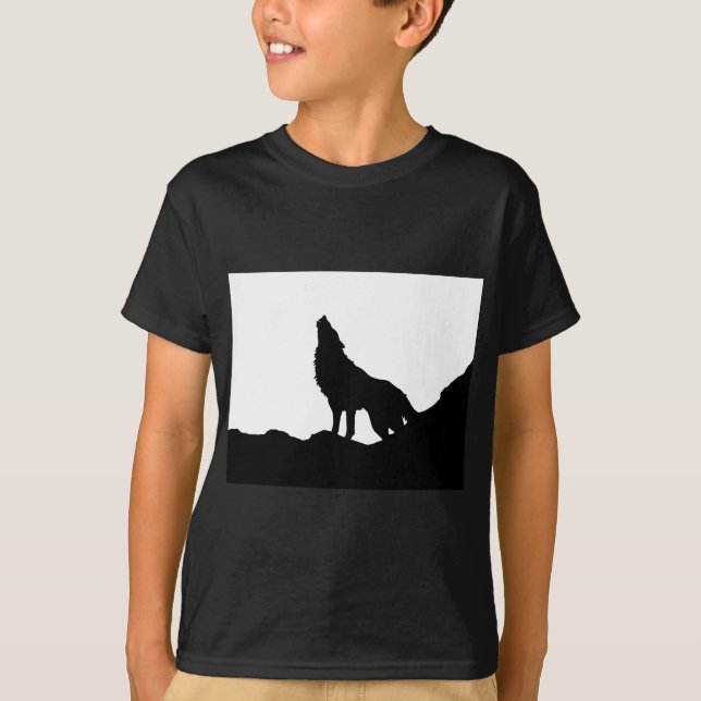 T-shirt Loup solitaire debout sur une colline (Devant)